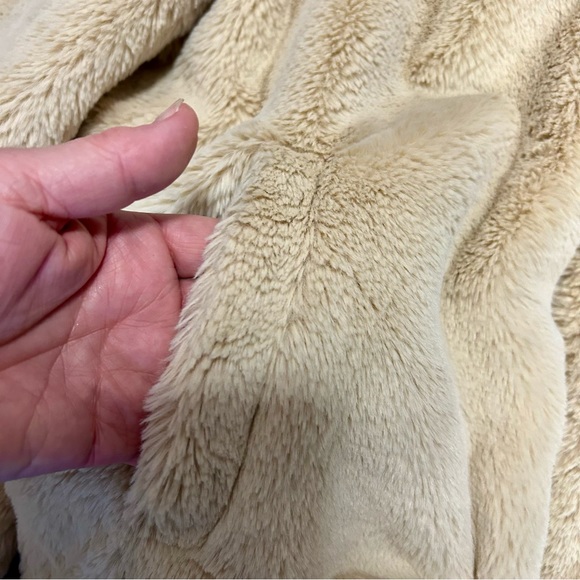 3 for $20 Super soft, faux fur, plushy hoodie. Lined, Roomy & warm. Size L - Picture 4 of 8